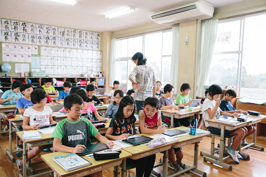 教室で勉強する子どもの写真