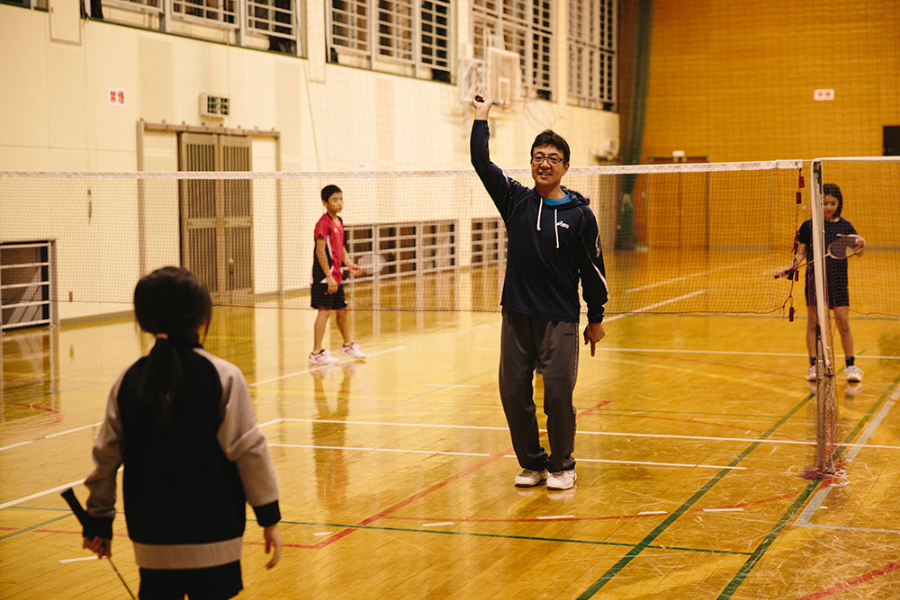 体育館運動する先生とこどもの写真