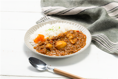 栗カレーが盛り付けられている写真