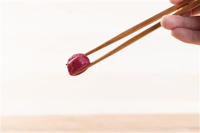 箸で持った状態の梅干し