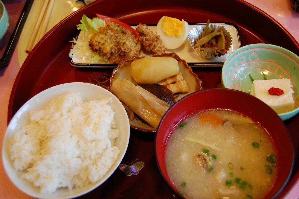1階で提供されている地元の食材を使った料理の写真