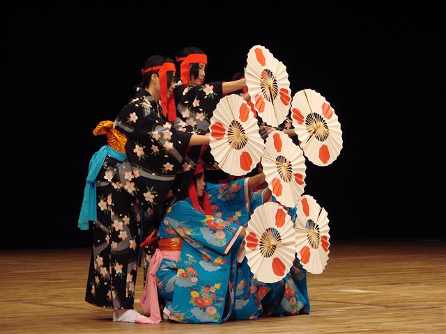 伝統芸能を踊る子どもたち