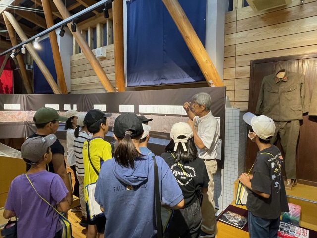 W640Q100_4[戦後80年やまえの戦争の記憶]写真追加メイン万江小学校5・6年生修学旅行事前学習