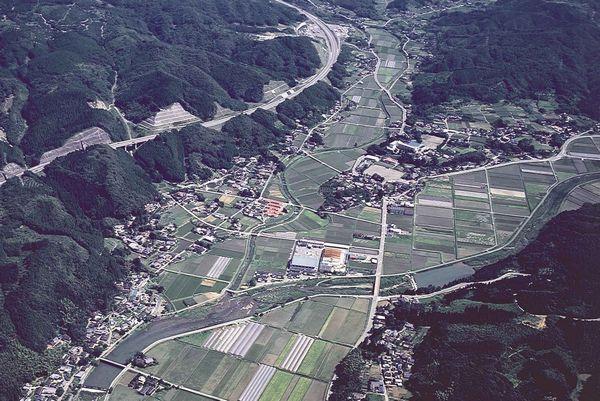 山江村を上空遠くから撮影した写真