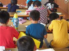 勉強をしている子供達の写真
